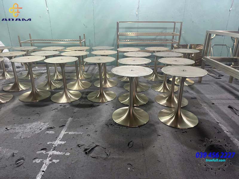 chan-ban-inox-ma-vang