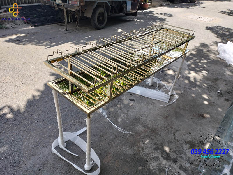 /upload/image/tin-tuc/Phan%20bi%E1%BB%87t%20304%20v%E1%BB%9Bi%20201/Don%20sofa%20inox%20m%E1%BA%A1%20vang.jpg